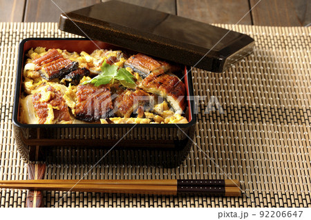 鰻の蒲焼きを卵でとじて三つ葉を乗せた鰻玉重 92206647