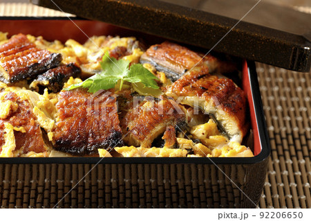 鰻の蒲焼きを卵でとじて三つ葉を乗せた鰻玉重 92206650