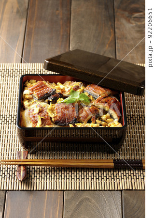 鰻の蒲焼きを卵でとじて三つ葉を乗せた鰻玉重 92206651