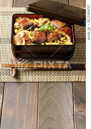 鰻の蒲焼きを卵でとじて三つ葉を乗せた鰻玉重 92206652