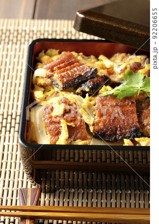 鰻の蒲焼きを卵でとじて三つ葉を乗せた鰻玉重 92206655