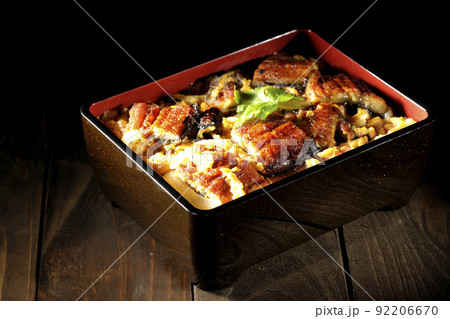 鰻の蒲焼きを卵でとじて三つ葉を乗せた鰻玉重 92206670