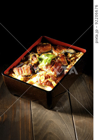 鰻の蒲焼きを卵でとじて三つ葉を乗せた鰻玉重 92206676