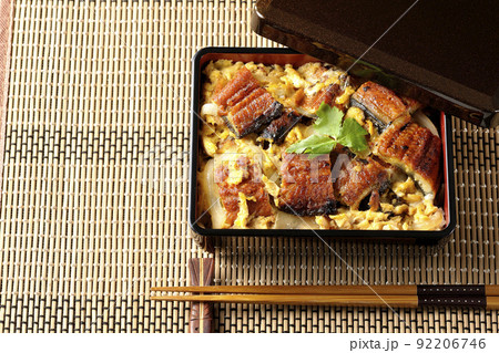 鰻の蒲焼きを卵でとじて三つ葉を乗せた鰻玉重を俯瞰で撮影 鰻の蒲焼きを卵でとじて三つ葉を乗せた鰻玉重を俯瞰で撮影 92206746