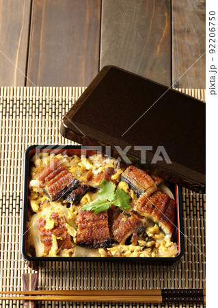 鰻の蒲焼きを卵でとじて三つ葉を乗せた鰻玉重を俯瞰で撮影 92206750