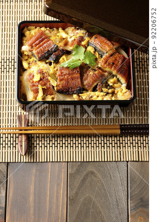 鰻の蒲焼きを卵でとじて三つ葉を乗せた鰻玉重を俯瞰で撮影 92206752