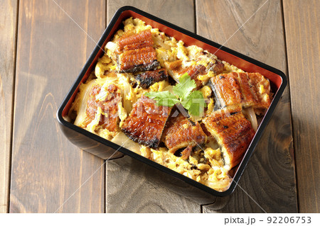 鰻の蒲焼きを卵でとじて三つ葉を乗せた鰻玉重を俯瞰で撮影 92206753