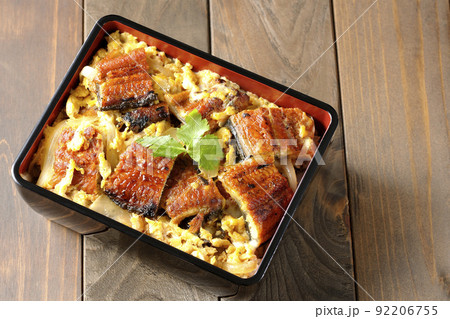 鰻の蒲焼きを卵でとじて三つ葉を乗せた鰻玉重を俯瞰で撮影 92206755