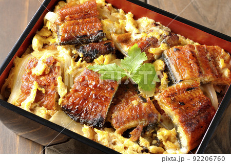 鰻の蒲焼きを卵でとじて三つ葉を乗せた鰻玉重を俯瞰で撮影 鰻の蒲焼きを卵でとじて三つ葉を乗せた鰻玉重を俯瞰で撮影 92206760