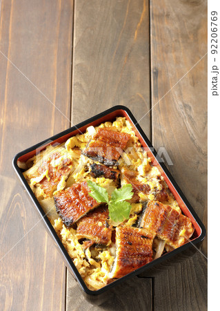 鰻の蒲焼きを卵でとじて三つ葉を乗せた鰻玉重を俯瞰で撮影 鰻の蒲焼きを卵でとじて三つ葉を乗せた鰻玉重を俯瞰で撮影 92206769