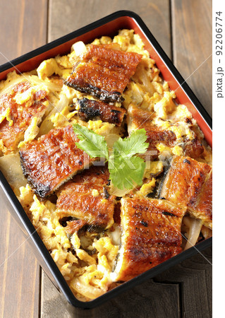 鰻の蒲焼きを卵でとじて三つ葉を乗せた鰻玉重を俯瞰で撮影 92206774