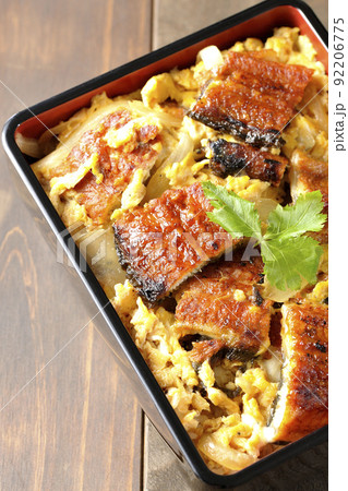 鰻の蒲焼きを卵でとじて三つ葉を乗せた鰻玉重を俯瞰で撮影 92206775