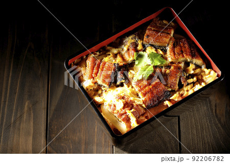 鰻の蒲焼きを卵でとじて三つ葉を乗せた鰻玉重を俯瞰で撮影 鰻の蒲焼きを卵でとじて三つ葉を乗せた鰻玉重を俯瞰で撮影 92206782