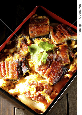 鰻の蒲焼きを卵でとじて三つ葉を乗せた鰻玉重を俯瞰で撮影 92206790