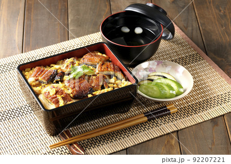 鰻の蒲焼きを卵でとじて三つ葉を乗せた鰻玉重とお吸い物と香の物 92207221