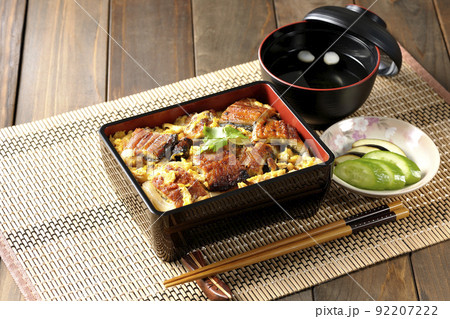 鰻の蒲焼きを卵でとじて三つ葉を乗せた鰻玉重とお吸い物と香の物 92207222