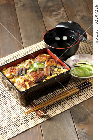 鰻の蒲焼きを卵でとじて三つ葉を乗せた鰻玉重とお吸い物と香の物 鰻の蒲焼きを卵でとじて三つ葉を乗せた鰻玉重とお吸い物と香の物 92207226