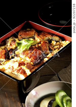 鰻の蒲焼きを卵でとじて三つ葉を乗せた鰻玉重とお吸い物と香の物 92207238