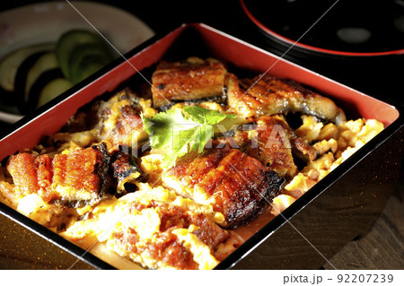 鰻の蒲焼きを卵でとじて三つ葉を乗せた鰻玉重とお吸い物と香の物 鰻の蒲焼きを卵でとじて三つ葉を乗せた鰻玉重とお吸い物と香の物 92207239