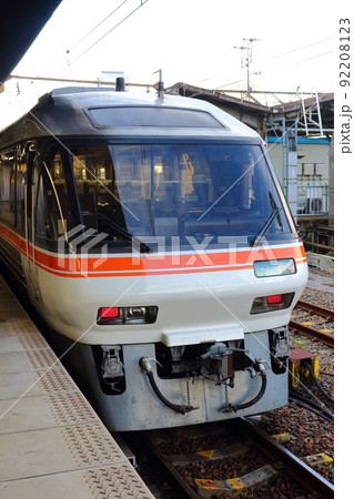 名古屋駅より高山へむかう 旧型特急ワイドビューひだの写真素材