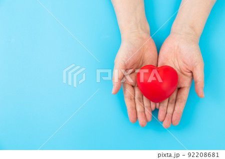 ハートを持つミドル女性の手 ハートを持つミドル女性の手 92208681