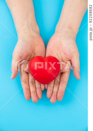ハートを持つミドル女性の手 ハートを持つミドル女性の手 92208682