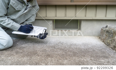 床下換気口の調査をする作業員 床下換気口の調査をする作業員 92209326