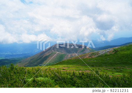 一切経山に登る途中のがれ場から見た吾妻小富士 92211231