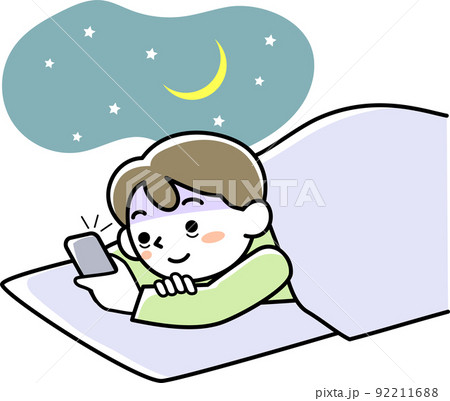 寝ながらスマホを見る若い男性 92211688