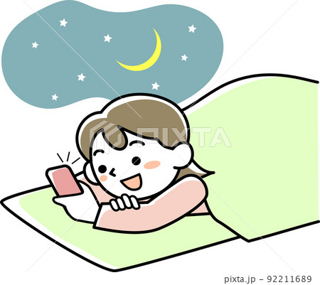 寝ながらスマホを見る若い女性 92211689