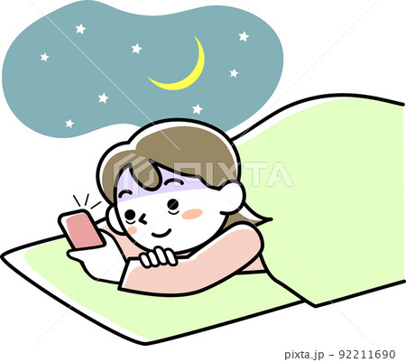 寝ながらスマホを見る若い女性 92211690