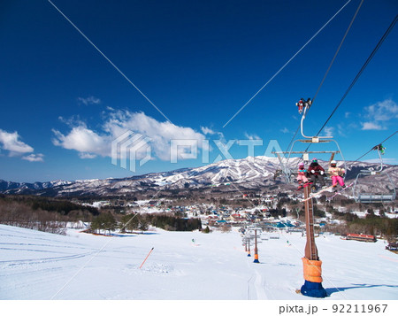 ひるがの高原スキー場から大日ヶ岳と高鷲スノーパークを望む 92211967
