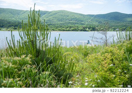 6月の山中湖と釣り人 92212224