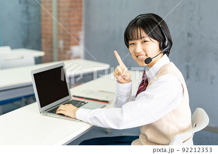 ヘッドセットを付けてパソコンで学習する女子生徒 92212353