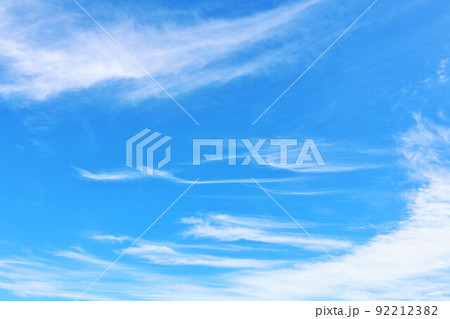 秋の青空と雲 秋の青空と雲 92212382