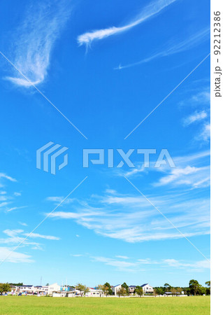 秋の青空と街の公園風景 秋の青空と街の公園風景 92212386