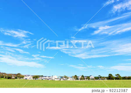 秋の青空と街の公園風景 秋の青空と街の公園風景 92212387