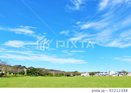 秋の青空と街の公園風景 秋の青空と街の公園風景 92212388