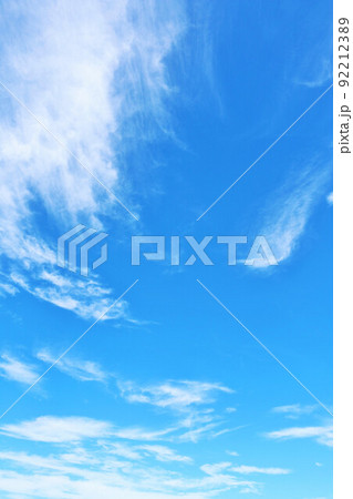 秋の青空と雲 92212389