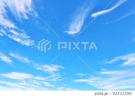 秋の青空と雲 秋の青空と雲 92212390