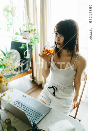 PC作業中の若い女性 PC作業中の若い女性 92212399
