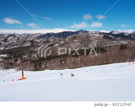 ひるがの高原スキー場　クィーンスロープのポール専用バーンを滑るレーサー 92212542