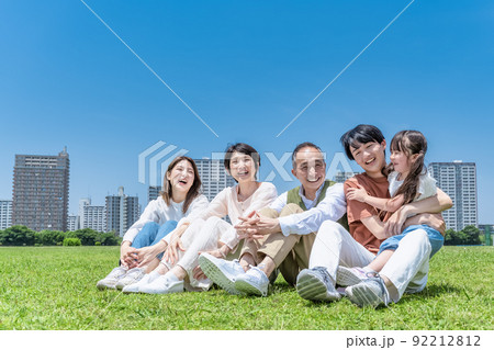 公園でくつろぐ仲良し家族三世代　体育座り 92212812