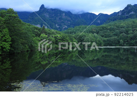 鏡池と戸隠山（夏） 92214025
