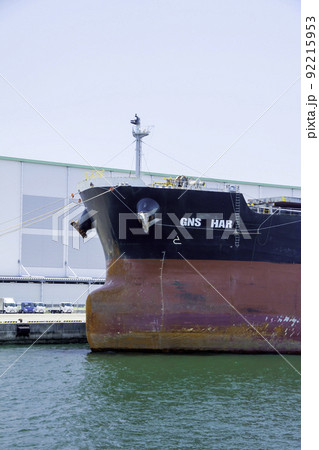 神戸港に停泊する貨物船の船首（喫水標・バルバスバウマーク） 92215953