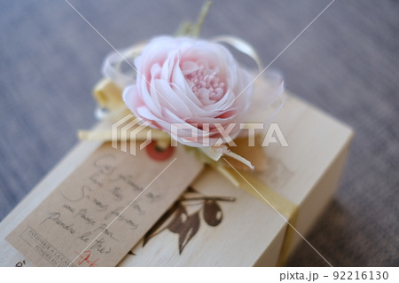 ピンクの花をあしらったナチュラルな贈り物（中央） 92216130
