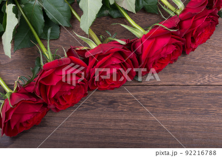 木のテーブルの上の赤いバラの花 木のテーブルの上の赤いバラの花 92216788