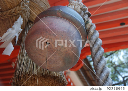 拝殿の鈴(日御碕神社/島根県出雲市大社町日御碕) 拝殿の鈴(日御碕神社/島根県出雲市大社町日御碕) 92216946