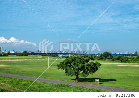 夏の淀川河川公園ラグビー場風景 夏の淀川河川公園ラグビー場風景 92217386