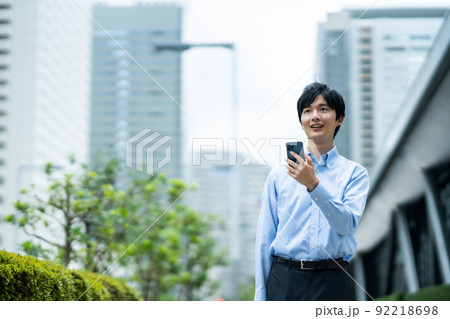 地図検索アプリで訪問先を確認しているYシャツ姿のビジネスマン 地図検索アプリで訪問先を確認しているYシャツ姿のビジネスマン 92218698